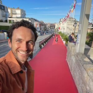 George Blagden Instagram - Been having an amazing time this week at @dinardfestivalfilmbritannique here in Bretagne.  So honoured to be asked to be part of the Jury for the festival alongside these incredible artists, and blown away by the films we’ve seen.  Today is « délibération »  day - we have a VERY tough job on our hands! 

Also, today is the last chance to see #TheGallery , the interactive film I’m a part of, directed by @paulraschid and starring #AnnaPopplewell
If you’re free, please come to watch it this afternoon with us, and have a chat with us afterwards about the myriad challenges of shooting an interactive film….. 🎥

#Dinard #dinardfestivaldufilmbritannique #Festival #Film #Jury #