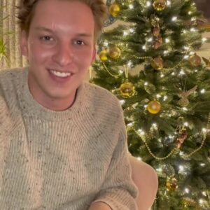 George Ezra Instagram - Has anyone put their tree up yet? 🎄