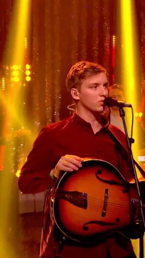 George Ezra Instagram - A festive version of ‘Budapest’ 🎄 Live from Top Of The Pops Christmas Special 2014!