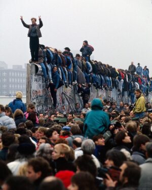 George Soros Instagram - The Berlin Wall fell this week in 1989 uniting East and West Berlin for the first time since 1961. It was a defining moment in the thawing of the cold war as Communist regimes across Europe made way for democratic government and more open societies.

There was the promise of a transition from closed to more open societies and greater unity in Europe. But setting a new system up can be as hard as bringing an old one down.

More than a quarter-century after the Berlin Wall came down, we must resist talk of building more walls to divide people and continue to tear down the divisions among us.

Photo by Régus Bossu/Getty

#opensociety #berlinwall #freedom