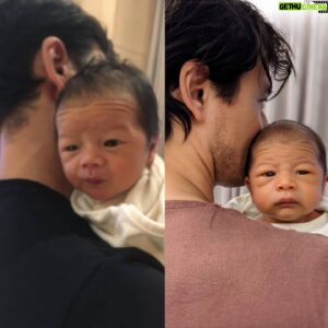 George Young Instagram - 2017 vs 2021 - different child, same shoulder (I really should switch sides but old habits, man...).

Swipe to switch shoulders. 😑. Can't do it and they know it.