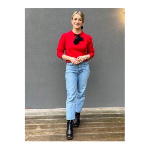 Georgie Barrat Instagram - Tonight on @thegadgetshow we help another family find some tech that will make their lives that little bit easier. Tune in 7pm on @channel5_tv ☺️ Top is from @sandroparis rented through @hurr #sustainablefashion #thegadgetshow