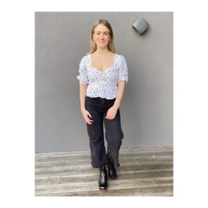 Georgie Barrat Instagram - Tonight’s @thegadgetshow outfit 👆 I’ve decided not to buy any new clothes for this series - either I’m going to rent or use stuff already in my wardrobe. The top is rented from @hurr and is from @reformation #sustainablefashion #hurr #reformation