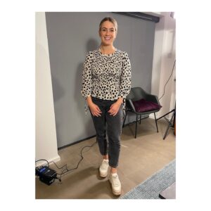 Georgie Barrat Instagram - Happy hump day! Coming at you with a brand new episode of @thegadgetshow 7pm tonight on @channel5_tv. Also it’s the @thegadgetshow Xmas party tonight…so if you’re watching, then picture us all raising a glass to you! Merry Christmas 😝 #thegadgetshow