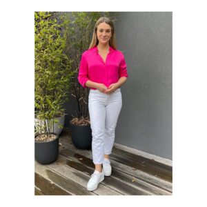 Georgie Barrat Instagram - It’s a Wednesday so make sure you tune in to our new series of @thegadgetshow 🙌 7pm on @channel5_tv 📺 top is from @zara and jeans from @topshop #thegadgetshow