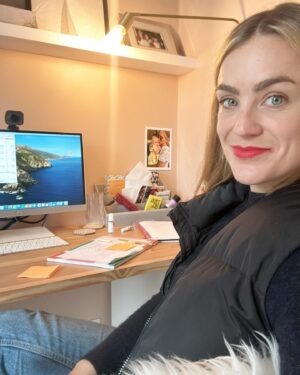 Georgie Barrat Instagram - Hello from my desk 👋 happy humpday, hope your week is ok 🧡 
Firstly can you believe I’ve put on lipstick for a day of desk work…I met a lady at an event last night who wears bright lipstick  every. single. day. so I felt inspired. 
Anyway not the reason why I’m posting…it was actually to let you know that I was a guest on the Mentally Yours podcast hosted by @rachellouisemoss. In it I discuss having a mindful relationship with your tech, social media and the impact AI might have on our mental health. I’ve included the link in my profile. Happy listening! #mentallyyours