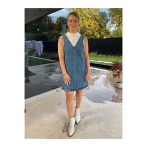 Georgie Barrat Instagram - Tonight on @thegadgetshow we help another lovey family with their tech dilemmas! Dress is from @andotherstories 😘 #thegadgetshow