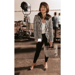 Georgina Reilly Instagram - S T Y L E D 👠 
By @bubsypicklesmom ♥️
Jess was very collaborative when it came to our characters clothes. Piper’s wardrobe is definitely one of my favorites. 
#thebakerandthebeauty 
#behindthescenes