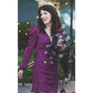 Georgina Reilly Instagram - E P I S O D E 3 💃🏻
I have no idea how or where to hang these lights but I know how to fake looking busy for the camera!
👗: @bubsypicklesmom
💄 : @marta_ezal
💇🏻‍♀️: @christineaqui   @martha__mua
@bakerandthebeauty MONDAY @abcnetwork 10PM

#thebakerandthebeauty