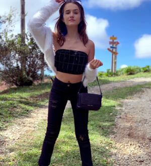 Geovana Padalino Instagram - Estilo é criar sua própria moda✨

@akiyoshijeans 
@scfashionteens 
#coldinthehousesc 

#akiyoshi 
#scfashionteens 
#gigipadalino #gigipadalinooficial #geovanapadalino #modelofotografica #modeloteen #modelobrasileira #lookdodia