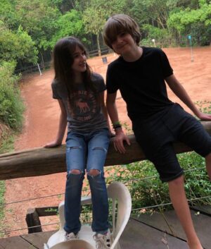 Geovana Padalino Instagram - Ainda sobre sexta feira, com meu melhor amigo! Amooooooo 🥰♥️ #gigipadalino #gigipadalinooficial #geovanapadalino #amigos #eternoamigos #gigiecris #deusprotejavocês