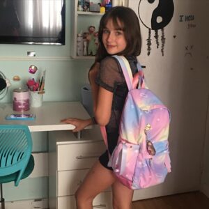 Geovana Padalino Instagram - Apaixonada pela nova Coleção Califórnia Dreams Verão 2020!  @oficial.kika  Obrigada pelo carinho! Amei 💖 #kikaoficial #verao2020 #gigipadalino #geovanapadalino #gigipadalinooficial #modelobrasileira #modeloteen #teengirl #mochilasfemininas #protegidapordeus