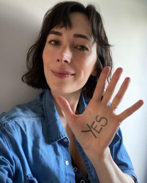 Geraldine Hakewill Instagram - This week I’ll be voting Yes to support the establishment of a constitutionally enshrined, stronger and more enduring representative body for Aboriginal and Torres Strait Islander peoples called The Voice to Parliament. People that I love and respect are telling me that this is something that they want, and something that will directly impact their lives in a positive way. 

As a non-indigenous person this body won’t impact any decisions made about me, and it feels wrong for me to be voting on it in that sense, but I understand this is how we change the constitution and I’m using my precious vote and taking what feels like a small step towards fostering inclusivity, equality, and a more representative democracy for all Australians. That’s something I will always vote for. 

If the horrific global events over the past few weeks have taught me anything about this moment, it’s that I have even more conviction to be open-hearted in my democratic decision making. By voting Yes, I’m saying that I want to break down the barriers that divide us and start building a future where everyone's voice is heard and valued. 

#yes23au @yes23au @ulurustatement @djadjawurrung 

ID: a woman with short dark hair looks to the camera. She holds her hand up and the word YES is written on her palm in black pen.