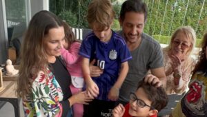 Germán Paoloski Instagram - Cada día que pasa debe ser una celebración pero hoy particularmente es el cumpleaños de Leon mi Hijo Hermoso ,que festeja sus 10 años en familia y esta Feliz y emocionado… sensible, bueno, soñador, creativo y siempre dispuesto a ayudar a los demás… te amo hijo! @leonpaoloski @sabrinagarciarena #FelizCumple #familia #amor