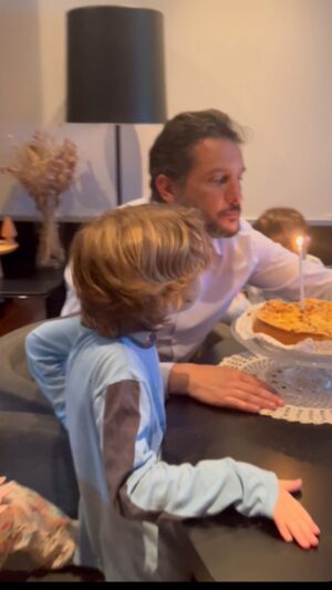 Germán Paoloski Instagram - Disfrutando de mi cumple mientras trabajo en El Noti de la Gente @telefenoticias con grandes conpañeros y amigos que me sorprenden con cosas como estas... estoy hecho torta! Muchas gracias a todos por sus saludos, un año más... @fercarlos75 @mauro.szeta @lulyillbele @ericayadriancakes Muy buena la torta!