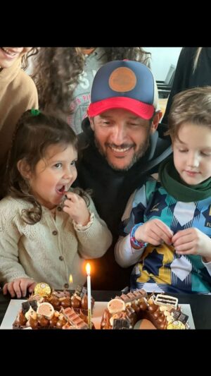Germán Paoloski Instagram - No puedo creer estar cumpliendo 50 años,aunque me siento más joven de lo que indica ese numero, los he vivido y por suerte los transité rodeado de amor, del amor de mis Padres @gache70 y Gerardo, mis hermanas @giselapaoloski y @galiapaoloski mis abuelos, tios, primos y una familia que fue creciendo año a año... y de repente apareció el Amor de mi vida @sabrinagarciarena para construir juntos un hogar, con tres bombones que iluminaron nuestra existencia @leonpaoloski @beltranpaoloski @miapaoloski  y a su vez más primos, tios y más Amor! Tengo una Familia hermosa y estoy agradecido, son los que estan siempre, lo importante en serio... La vida es única, a seguir disfrutando el tiempo que nos toca y si es acompañado de todos uds tanto mejor! Los amo, Gracias! #familia #amor #felicidad