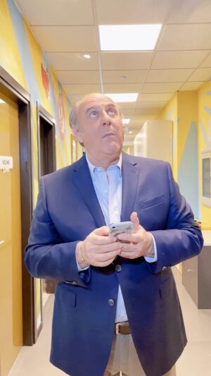 Gerry Scotti Instagram - Sono io ad essere @gerryscotti o è Gerry ad essere me? 🤔

@striscialanotizia
@susanna_ausoni
🎬 @luca_duke