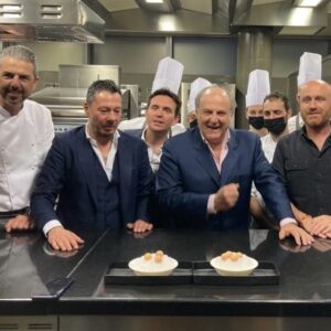 Gerry Scotti Instagram - Grande serata da BERTON! Da sinistra: Andrea,Fabiano, Alessandro,io…….e uno che si è imbucato(si vede dalla faccia) @rudy_zerbi