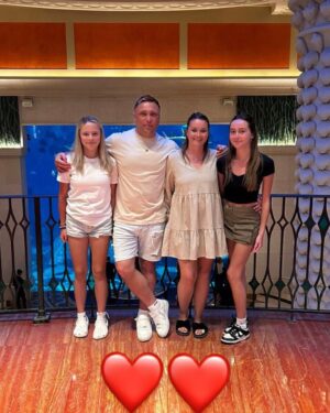 Gerwyn Price Instagram - 👨‍👩‍👧‍👧last night for us in Dubai 🥹