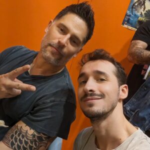 Gianandrea Muià Instagram - E anche questo Lucca è finito. È stato estenuante, ma super soddisfacente, ho lavorato come un pazzo e mi sono tolto delle belle soddisfazioni. Ho avuto il piacere di interagire con figure come Ian Livingstone, Joe Manganiello, Lillo, Peter Adkinson, ho lavorato quasi ogni giorno sul palco coi miei amici di InnTale e Chiara Rocco come compagni d'avventura, c'è stato lo Showcase di InnTale dove di nuovo avete fatto il pienone, ho incontrato tutti quanti voi (beh, non tutti tutti), insomma tanta roba. Poi ho rivisto tanta gente, ho passato un paio d'ore solo con @gabbo_djont per farmi autografare una carta di Magic, vi ho fatto giocare a Si Oscuro Signore. Alla fine dell'ultimo giorno ero distrutto, da buttare, stressatissimo ma ne è valsa la pena. Voglio ringraziare Lucca Comics & Games per avere creduto in me e in InnTale, ad Arkadia e Fantasia e i rispettivi staff per essere sempre al nostro fianco, agli altri presentatori con cui abbiamo dato sangue e anima, ai giocatori di Blade Runner per un finale da panico, a Chiara e Laura per avermi supportato in 4 giorni di palco di fuoco, a tutti i membri dello staff di regia di Lucca, a Pendragon e Need Games, agli amici che ho incontrato e rivisto e che vacca boia sempre e solo in 'ste fiere ci si riesce a beccare! A tutti. Mi sono preso un paio di giorni prima di fare questo post perché ero proprio sfranto, ma era dovuto. Quindi, grazie.
Ora tocca alla Games Week, ma spero ci rivedremo tutti l'anno prossimo, e spero di avere soddisfatto le aspettative di chi credeva in me!
A presto ragazzi 😁 Gian, out
#luccacomicsandgames #gianandrea #doppiaggio #doppiatore #inntale #stomorendo #resuscitatemitraunanno