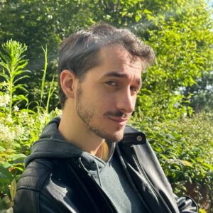 Gianandrea Muià Instagram - So che non sembra, con tutto questo verde, lo sguardo assorto, il sole che mi carezza il viso, la dolce brezza che mi sfiora... Ma in questo momento io stavo ripetendo "SUBBAQQUI" come Corrado Guzzanti.
#gianandrea #doppiaggio #doppiatore #unoopiùsubbaqqui #rieducationalchannel