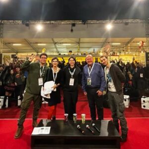 Gianandrea Muià Instagram - E anche questo Lucca è finito. È stato estenuante, ma super soddisfacente, ho lavorato come un pazzo e mi sono tolto delle belle soddisfazioni. Ho avuto il piacere di interagire con figure come Ian Livingstone, Joe Manganiello, Lillo, Peter Adkinson, ho lavorato quasi ogni giorno sul palco coi miei amici di InnTale e Chiara Rocco come compagni d'avventura, c'è stato lo Showcase di InnTale dove di nuovo avete fatto il pienone, ho incontrato tutti quanti voi (beh, non tutti tutti), insomma tanta roba. Poi ho rivisto tanta gente, ho passato un paio d'ore solo con @gabbo_djont per farmi autografare una carta di Magic, vi ho fatto giocare a Si Oscuro Signore. Alla fine dell'ultimo giorno ero distrutto, da buttare, stressatissimo ma ne è valsa la pena. Voglio ringraziare Lucca Comics & Games per avere creduto in me e in InnTale, ad Arkadia e Fantasia e i rispettivi staff per essere sempre al nostro fianco, agli altri presentatori con cui abbiamo dato sangue e anima, ai giocatori di Blade Runner per un finale da panico, a Chiara e Laura per avermi supportato in 4 giorni di palco di fuoco, a tutti i membri dello staff di regia di Lucca, a Pendragon e Need Games, agli amici che ho incontrato e rivisto e che vacca boia sempre e solo in 'ste fiere ci si riesce a beccare! A tutti. Mi sono preso un paio di giorni prima di fare questo post perché ero proprio sfranto, ma era dovuto. Quindi, grazie.
Ora tocca alla Games Week, ma spero ci rivedremo tutti l'anno prossimo, e spero di avere soddisfatto le aspettative di chi credeva in me!
A presto ragazzi 😁 Gian, out
#luccacomicsandgames #gianandrea #doppiaggio #doppiatore #inntale #stomorendo #resuscitatemitraunanno