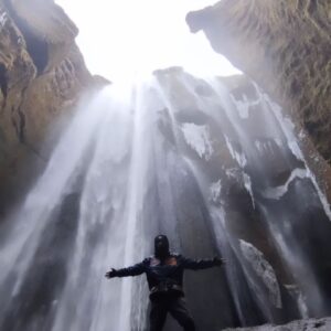 Gianandrea Muià Instagram - Un po' di posti mozzafiato che ho trovato in Islanda. Posto incredibile se vi piacciono le opere d'arte di madre natura.
Però fa un freddo porco.
Grazie a @viaggidiruolo per lo splendido percorso fatto insieme ai ragazzi di @inntaleofficial !
#islanda #freddoboia #trip #iceland