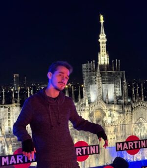 Gianandrea Muià Instagram - Sono tornato a Milano, e lo dico così.
Questa è stata scattata alla terrazza Martini durante il Twitch Party durante la Games Week, e penso sia l'ideale per iniziare il nuovo anno. Voglio fare più cose, voglio darmi da fare, voglio creare di più.
E questo in tutti i miei "campi", sia nel doppiaggio, che in InnTale che personalmente. Se vorrete accompagnarmi in questo viaggio, sarò solo che contento.
Io mi definisco un "content creator per caso", mi è capitata questa situazione e ci sguazzo dentro con grande serenità e senza aspettative. Ma voglio provare a fare un pochinoinoino di più. 
La carriera da doppiatore invece non dipende esclusivamente da me, ma spero che tramite il mio lavoro negli studi con i vari direttori e colleghi io riesca sempre più a portare gente con cui non ho ancora lavorato o ho lavorato poco a darmi occasioni, e se succederà cercherò di fare del mio meglio.
Il 2024 sarà un anno di merda esattamente come quelli passati, ma sta a noi renderlo un po' meglio. Diamoci da fare! E buon anno 😁
#gianandrea
#doppiatore #doppiaggio #inntale #twitch #buonanno #terrazzamartini #echediocelamandibuona