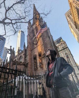Gianandrea Muià Instagram - "Perché proprio qui?"
"Ci portò papà..."
Durante il mio viaggio a New York insieme @redbullitalia abbiamo girato parecchio la città. Il secondo giorno scendiamo dal taxi e, come un segno del destino, mi ritrovai di fronte alla Trinity Church. Un posto molto importante per Miles Morales nel videogioco. Non potevo non fare una foto. Avevo anche la felpa a tema. Se avete Spider-Man 2, fateci un salto. C'è un piccolo ricordo, dedicato a Phinn. Essere migliori, insieme.
Non sarò mai grato abbastanza di poter dare la voce a un personaggio come lui.
@jacopo.calatroni dobbiamo tornarci a New York.
Grazie ancora a Red Bull per la magnifica esperienza, e a @sofia.sarcina
Per le foto :3 
#spiderman #milesmorales #insomniac