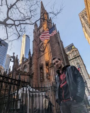 Gianandrea Muià Instagram - "Perché proprio qui?"
"Ci portò papà..."
Durante il mio viaggio a New York insieme @redbullitalia abbiamo girato parecchio la città. Il secondo giorno scendiamo dal taxi e, come un segno del destino, mi ritrovai di fronte alla Trinity Church. Un posto molto importante per Miles Morales nel videogioco. Non potevo non fare una foto. Avevo anche la felpa a tema. Se avete Spider-Man 2, fateci un salto. C'è un piccolo ricordo, dedicato a Phinn. Essere migliori, insieme.
Non sarò mai grato abbastanza di poter dare la voce a un personaggio come lui.
@jacopo.calatroni dobbiamo tornarci a New York.
Grazie ancora a Red Bull per la magnifica esperienza, e a @sofia.sarcina
Per le foto :3 
#spiderman #milesmorales #insomniac