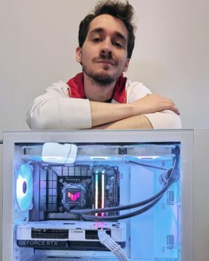 Gianandrea Muià Instagram - Quando Asus ti manda un nuovo PC tutto bianco e futuristico e tu pensi solo "mmmh... Mi da vibes da Animus fortissime". E soprattutto, passa il Morgana check!
Ormai il mio vecchio PC, il magi system, stava tirando gli ultimi colpi, e Asus è venuta in mio soccorso mandandomi un bel bestione con una 4070 super da 12 giga e un processore Intel core i5 di ultima generazione (vi lascio le spec complete al fondo del post).
Ora posso lavorare e streammare senza che glitchi o salti tutto per aria, quindi grazie Asus 🙏
Ci vediamo presto in live ragazzi, perché sto tornando 😉
#asusitalia #giftedby @asusitalia #backtothefuture @arkadia.agency

SPECS:
CHASSIS: ASUS A21 Case Vetro Temperato
VENTOLE: TUF Gaming TF120 ARGB Fan - Triple Fan Kit with ARGB Controller
SCHEDA MADRE: TUF GAMING B760M-BTF WIFI D4
PROCESSORE CPU: Intel Core i5-14600K 3.50 GHz / 14a generazione INTEL (ultima gen)
DISSIPATORE x PROCESSORE: TUF Gaming LC II 360 ARGB
SCHEDA VIDEO: ASUS TUF Gaming GeForce RTX ™ 4070 SUPER 12GB GDDR6X OC Edition / VGA RTX serie 40 di NVIDIA (ultima gen)
ALIMENTATORE: TUF Gaming 850W Gold
RAM: 32GB / Corsair Vengeance RGB PRO 16 GB (2 x 8 GB) DDR4
ARCHIVIAZIONE: SSD 1TB / Corsair Force MP600 GS NVMe, PCIe 4.0 M.2 Type 2280