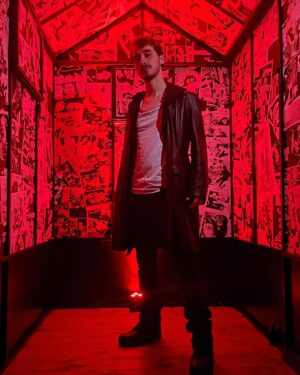 Gianandrea Muià Instagram - "A Sin city puoi trovare di tutto..."
Un paio di foto fatte da @bicho_cobarde con l'aiuto di @casa_kilamdil alla presentazione della nuova riedizione di #SinCity di @edizionistarcomics .
Quanto io ami la serie hard boiled di Frank Miller molti di voi lo sanno, e non potevo non vestirmi a tema, ispirandomi un po' a Dwight un po' a Marv. Poi c'era questa stanza a luci rosse tutta tappezzata di pagine del fumetto e ne ho approfittato!
Sappiate comunque che sto lavorando a qualcosa proprio su questi toni, spero di farvi vedere qualcosa a riguardo nel prossimo futuro :3
#invitedby @arkadia.agency