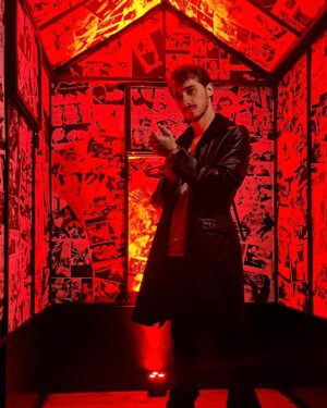 Gianandrea Muià Instagram - "A Sin city puoi trovare di tutto..."
Un paio di foto fatte da @bicho_cobarde con l'aiuto di @casa_kilamdil alla presentazione della nuova riedizione di #SinCity di @edizionistarcomics .
Quanto io ami la serie hard boiled di Frank Miller molti di voi lo sanno, e non potevo non vestirmi a tema, ispirandomi un po' a Dwight un po' a Marv. Poi c'era questa stanza a luci rosse tutta tappezzata di pagine del fumetto e ne ho approfittato!
Sappiate comunque che sto lavorando a qualcosa proprio su questi toni, spero di farvi vedere qualcosa a riguardo nel prossimo futuro :3
#invitedby @arkadia.agency