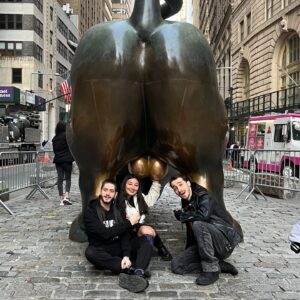 Gianandrea Muià Instagram - New York. Prima volta per me negli USA, in un'esperienza concentrata e frenetica ma splendida. Non pensavo avrei mai detto "Sono stato a New York per lavoro", e invece...
Ho trovato gente simpatica, taxi costosissimi, cibo non così male, un tempo infido e tanti piccoli ricordi che mi porterò dietro per un bel po'.
Ci tengo a ringraziare @redbullitalia per avermici portato per il Kumite, dove ho anche avuto modo di incontrare alcuni dei giocatori di Street Fighter che stimo di più, e di portare insieme al mio compagno di malefatte @cydonia_pm i picchiaduro ad un pubblico più ampio, sperando che la nostra passione sia contagiosa.
Ora, questo viaggio è finito, ma altre me ne aspettano, e devo trovare le energie per tenere botta, perché la giostra è partita e non credo di voler scendere più!
Grazie anche a @sofia.sarcina e @crikik85 per le foto e la splendida compagnia! 
#newyork #ny #redbull #widegianbestgian