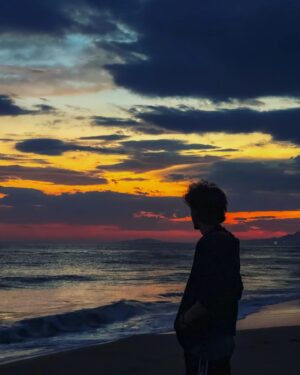 Gianandrea Muià Instagram - *pensiero semi-profondo*
Anzi, scrivetemi voi che descrizione mettereste a questa foto, vediamo cosa sapete fare.
#enondimenticate #imieiclassicihashtagidioti 
#gianandrea #doppiatore #doppiaggio #beach #sunset