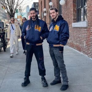 Gianandrea Muià Instagram - New York. Prima volta per me negli USA, in un'esperienza concentrata e frenetica ma splendida. Non pensavo avrei mai detto "Sono stato a New York per lavoro", e invece...
Ho trovato gente simpatica, taxi costosissimi, cibo non così male, un tempo infido e tanti piccoli ricordi che mi porterò dietro per un bel po'.
Ci tengo a ringraziare @redbullitalia per avermici portato per il Kumite, dove ho anche avuto modo di incontrare alcuni dei giocatori di Street Fighter che stimo di più, e di portare insieme al mio compagno di malefatte @cydonia_pm i picchiaduro ad un pubblico più ampio, sperando che la nostra passione sia contagiosa.
Ora, questo viaggio è finito, ma altre me ne aspettano, e devo trovare le energie per tenere botta, perché la giostra è partita e non credo di voler scendere più!
Grazie anche a @sofia.sarcina e @crikik85 per le foto e la splendida compagnia! 
#newyork #ny #redbull #widegianbestgian