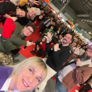 Gianandrea Muià Instagram - La prima foto la devo rifare con @jacopo.calatroni appena c'è modo.
Comunque, games week finito! Io, stanco morto, ma contento. Ho avuto modo di vedere un sacco di voi e stare con gli amici di @inntaleofficial , oltre a fare un draft random con bella gente. Ringrazio ovviamente @arkadia.agency , sempre al nostro fianco, e anche tutte le persone che ho avuto il piacere di rivedere, anche se solo per un istante. MA ora è tempo di lavoro e relax, se le due cose possono coincidere!
Grazie ancora a tutti, a presto!
#domenicanuovovideodidomics #seleggeteimieihashtag #scrivetedajusneicommenti
#mgw #gianandrea #doppiatore #doppiaggio