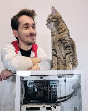 Gianandrea Muià Instagram - Quando Asus ti manda un nuovo PC tutto bianco e futuristico e tu pensi solo "mmmh... Mi da vibes da Animus fortissime". E soprattutto, passa il Morgana check!
Ormai il mio vecchio PC, il magi system, stava tirando gli ultimi colpi, e Asus è venuta in mio soccorso mandandomi un bel bestione con una 4070 super da 12 giga e un processore Intel core i5 di ultima generazione (vi lascio le spec complete al fondo del post).
Ora posso lavorare e streammare senza che glitchi o salti tutto per aria, quindi grazie Asus 🙏
Ci vediamo presto in live ragazzi, perché sto tornando 😉
#asusitalia #giftedby @asusitalia #backtothefuture @arkadia.agency

SPECS:
CHASSIS: ASUS A21 Case Vetro Temperato
VENTOLE: TUF Gaming TF120 ARGB Fan - Triple Fan Kit with ARGB Controller
SCHEDA MADRE: TUF GAMING B760M-BTF WIFI D4
PROCESSORE CPU: Intel Core i5-14600K 3.50 GHz / 14a generazione INTEL (ultima gen)
DISSIPATORE x PROCESSORE: TUF Gaming LC II 360 ARGB
SCHEDA VIDEO: ASUS TUF Gaming GeForce RTX ™ 4070 SUPER 12GB GDDR6X OC Edition / VGA RTX serie 40 di NVIDIA (ultima gen)
ALIMENTATORE: TUF Gaming 850W Gold
RAM: 32GB / Corsair Vengeance RGB PRO 16 GB (2 x 8 GB) DDR4
ARCHIVIAZIONE: SSD 1TB / Corsair Force MP600 GS NVMe, PCIe 4.0 M.2 Type 2280