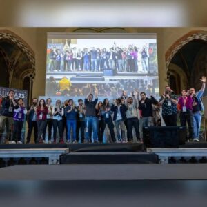 Gianandrea Muià Instagram - E anche questo Lucca è finito. È stato estenuante, ma super soddisfacente, ho lavorato come un pazzo e mi sono tolto delle belle soddisfazioni. Ho avuto il piacere di interagire con figure come Ian Livingstone, Joe Manganiello, Lillo, Peter Adkinson, ho lavorato quasi ogni giorno sul palco coi miei amici di InnTale e Chiara Rocco come compagni d'avventura, c'è stato lo Showcase di InnTale dove di nuovo avete fatto il pienone, ho incontrato tutti quanti voi (beh, non tutti tutti), insomma tanta roba. Poi ho rivisto tanta gente, ho passato un paio d'ore solo con @gabbo_djont per farmi autografare una carta di Magic, vi ho fatto giocare a Si Oscuro Signore. Alla fine dell'ultimo giorno ero distrutto, da buttare, stressatissimo ma ne è valsa la pena. Voglio ringraziare Lucca Comics & Games per avere creduto in me e in InnTale, ad Arkadia e Fantasia e i rispettivi staff per essere sempre al nostro fianco, agli altri presentatori con cui abbiamo dato sangue e anima, ai giocatori di Blade Runner per un finale da panico, a Chiara e Laura per avermi supportato in 4 giorni di palco di fuoco, a tutti i membri dello staff di regia di Lucca, a Pendragon e Need Games, agli amici che ho incontrato e rivisto e che vacca boia sempre e solo in 'ste fiere ci si riesce a beccare! A tutti. Mi sono preso un paio di giorni prima di fare questo post perché ero proprio sfranto, ma era dovuto. Quindi, grazie.
Ora tocca alla Games Week, ma spero ci rivedremo tutti l'anno prossimo, e spero di avere soddisfatto le aspettative di chi credeva in me!
A presto ragazzi 😁 Gian, out
#luccacomicsandgames #gianandrea #doppiaggio #doppiatore #inntale #stomorendo #resuscitatemitraunanno