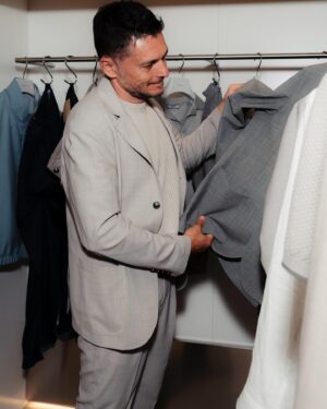 Giancarlo Fisichella Instagram - I’m pleased to have taken part at the opening of the new Cortigiani flagship store in Milan and to the presentation of the SS25 collection during Milan Fashion Week 2024.
It was an honor to discover an Italian brand that creates timeless and 100% Made in Italy menswear collections.

@cortigiani_official 

#adv #mfw #cortigiani