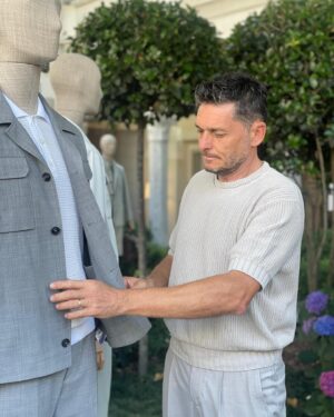 Giancarlo Fisichella Instagram - I’m pleased to have taken part at the opening of the new Cortigiani flagship store in Milan and to the presentation of the SS25 collection during Milan Fashion Week 2024.
It was an honor to discover an Italian brand that creates timeless and 100% Made in Italy menswear collections.

@cortigiani_official 

#adv #mfw #cortigiani