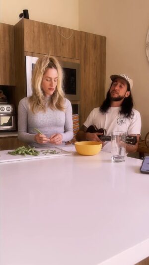 Giancarlo Nicassio Instagram - So happy Stick Season is having another moment! What a tune. Should we do a whole version? #noahkahan #walkofftheearth