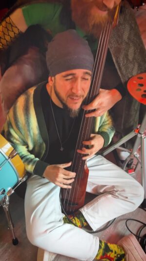 Giancarlo Nicassio Instagram - Frets are over rated! This one’s for all our bass heads. #bass #walkofftheearth #africa #toto #fretlessbass