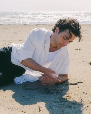 Gianluca Ginoble Instagram - La felicità e la spensieratezza sono due facce della stessa medaglia, quindi posso concludere che la felicità è spensieratezza. 

Quando la mente naufraga nelle acque dei pensieri, nascono i turbamenti. 

Questo non vuol dire che bisogna arrestare i pensieri e le riflessioni, ma bisogna fermarsi un attimo, staccare la mente da tutto il resto, respirare, sorridere e godersi il momento presente.

Gianluca