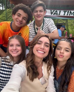 Gianlucca Mauad Instagram - Da gravação de ontem!!! Vai até a última foto pra ver todo mundo que tava no set!!! Elenco, equipe, figuração!!! Olha quanta gente envolvida!!!! Lindo demais!!!
Ah, a fótons de capa foi feita pelo nosso diretor @renato
#ainfanciaderomeuejulieta #set #bastidores #bastidoresnovela