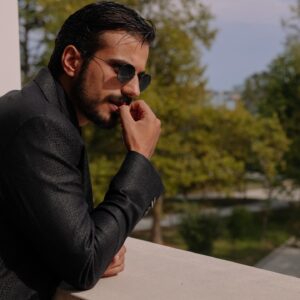 Gianmarco Saurino Instagram - “Si scopre tanto quando si fa un film così intimo. E non ho paura a dire che è stato sicuramente il viaggio più intenso che abbia mai fatto, quello più bello e di cui sono più fiero” 🖤

“I Viaggiatori” di @ludovico.dimartino racconta le conseguenze del viaggio nel tempo quando l’obiettivo è salvare da un destino potenzialmente spiacevole la persona a cui si tiene più al mondo e, nel frattempo, provare a crescere un po’. Nel film Sky Original, ora disponibile su @skyitalia e @nowtvit, @giasau interpreta lo scienziato Beo, che scompare misteriosamente dai nostri tempi scatenando una serie di eventi che ci trasportano nel 1939. Sulla scia della realizzazione più senza tempo di tutte: amicizia e fratellanza vincono qualunque tipo di conflitto. Link in bio per la nostra intervista! 😎
•
•
•
#gianmarcosaurino #attore #acting #actor #cinema #cinemaitaliano #film #filmcommunity #movie #movieaddict #iviaggiatori #skyoriginal #nowtv #beautiful #giorgioarmani #tb #goodtimes #intervista #setlife #inspo #love #skycinema #docnelletuemani #theitalianreve