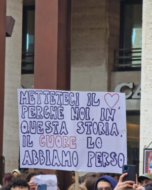 Gianmarco Saurino Instagram - Questo portone dietro le nostre spalle è il portone della chiesa della SS.Trinità di Potenza, che il giorno 24 Agosto ha riaperto le porte e successivamente ha ripreso le funzioni religiose. 
Oggi migliaia di persone erano per le strade di Potenza insieme a noi, per Elisa e al fianco della famiglia Claps, che ringraziamo una ad una. Nessuno è contro la chiesa o la religione, ma contro quel luogo specifico, quella chiesa della vergogna, che non può più essere considerato un luogo di culto religioso bensì un luogo di violenza, menzogna e omertà. Che tutti abbiano il diritto di pregare nella casa di Dio, ma non qui. Qui no.
Che questa foto possa essere testimonianza e mezzo di sani principi per il futuro, per tutti noi.
Grazie a tutta la città di Potenza.

“ Alla fine nessuno ci chiederà quanto siamo stati credenti, ma ci chiederanno quanto siamo stati credibili. “