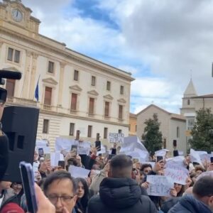 Gianmarco Saurino Instagram - Questo portone dietro le nostre spalle è il portone della chiesa della SS.Trinità di Potenza, che il giorno 24 Agosto ha riaperto le porte e successivamente ha ripreso le funzioni religiose. 
Oggi migliaia di persone erano per le strade di Potenza insieme a noi, per Elisa e al fianco della famiglia Claps, che ringraziamo una ad una. Nessuno è contro la chiesa o la religione, ma contro quel luogo specifico, quella chiesa della vergogna, che non può più essere considerato un luogo di culto religioso bensì un luogo di violenza, menzogna e omertà. Che tutti abbiano il diritto di pregare nella casa di Dio, ma non qui. Qui no.
Che questa foto possa essere testimonianza e mezzo di sani principi per il futuro, per tutti noi.
Grazie a tutta la città di Potenza.

“ Alla fine nessuno ci chiederà quanto siamo stati credenti, ma ci chiederanno quanto siamo stati credibili. “