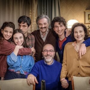 Gianmarco Saurino Instagram - oggi esce un progetto al quale tengo molto
esce su @rai1official
lo troverete anche su @raiplay_official e presto in UK

sono almeno 7-8gg che provo a scrivere una cosa sensata ma non lo so fare, poi dici a che servono i poeti a dare parole alle emozioni

Gildo Claps è uno degli esempi di esseri umani più virtuosi che abbia conosciuto, è un uomo di una tenacia straordinaria e di una bellezza che trasuda bontà ad ogni sorriso
è una bontà che sembra quasi santità ma non lo è
è la trasfigurazione del dolore
il dolore della perdita di una sorella di 15 anni, delle infamie, delle calunnie, delle bugie dello Stato, delle omissioni della Chiesa Cattolica
il dolore di essere stati abbandonati 
Per Elisa racconta questo, racconta il male, racconta di un ragazzo che andava curato e racconta che trent'anni fa al sud, in certe famiglie, avere un figlio psicolabile suonava peggio di avere un figlio assassino
Racconta il male e tante facce del maligno ma racconta anche il bene di una ragazza stupenda, sparita troppo in fretta e il cui lutto a me sembra così fresco che mi commuovo a scriverne
Racconta di una famiglia normale che messa davanti ad un evento dolorosissimo, diventa l'immagine della speranza, la speranza che in un clima triviale e terribile come quello che viviamo oggi, l'essere umano ha ancora dentro di sé tantissima bellezza.
una persona che stimo e amo mi disse che in certe storie, certe volte, il mestiere va oltre la recita
ed eccoci qua

"Noi no, noi siamo gente per bene".

Grazie a tutti quelli che hanno condiviso questo viaggio con me, grazie a @marco.pontecorvo e a voi che da oggi sarete accanto a noi e accanto a Elisa.
Grazie alle persone per bene.
