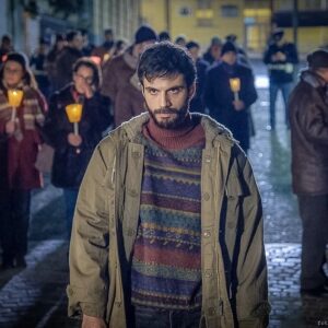 Gianmarco Saurino Instagram - oggi esce un progetto al quale tengo molto
esce su @rai1official
lo troverete anche su @raiplay_official e presto in UK

sono almeno 7-8gg che provo a scrivere una cosa sensata ma non lo so fare, poi dici a che servono i poeti a dare parole alle emozioni

Gildo Claps è uno degli esempi di esseri umani più virtuosi che abbia conosciuto, è un uomo di una tenacia straordinaria e di una bellezza che trasuda bontà ad ogni sorriso
è una bontà che sembra quasi santità ma non lo è
è la trasfigurazione del dolore
il dolore della perdita di una sorella di 15 anni, delle infamie, delle calunnie, delle bugie dello Stato, delle omissioni della Chiesa Cattolica
il dolore di essere stati abbandonati 
Per Elisa racconta questo, racconta il male, racconta di un ragazzo che andava curato e racconta che trent'anni fa al sud, in certe famiglie, avere un figlio psicolabile suonava peggio di avere un figlio assassino
Racconta il male e tante facce del maligno ma racconta anche il bene di una ragazza stupenda, sparita troppo in fretta e il cui lutto a me sembra così fresco che mi commuovo a scriverne
Racconta di una famiglia normale che messa davanti ad un evento dolorosissimo, diventa l'immagine della speranza, la speranza che in un clima triviale e terribile come quello che viviamo oggi, l'essere umano ha ancora dentro di sé tantissima bellezza.
una persona che stimo e amo mi disse che in certe storie, certe volte, il mestiere va oltre la recita
ed eccoci qua

"Noi no, noi siamo gente per bene".

Grazie a tutti quelli che hanno condiviso questo viaggio con me, grazie a @marco.pontecorvo e a voi che da oggi sarete accanto a noi e accanto a Elisa.
Grazie alle persone per bene.